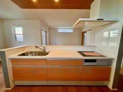  対面式キッチンなのでリビングにいるご家族とコミュニケーションを取りながら洗い物や、お料理が楽しめそうですね＾＾ 