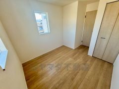 ナチュラル色のフローリングで開放的な優しい雰囲気になっています＾クローゼット付きなので、すっきりと整理整頓でき気持ちよく過ごせますね＾＾