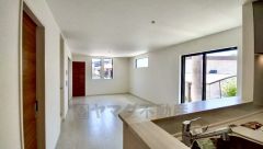 大きな掃き出し窓のあるリビングは、陽光あふれる明るい空間です。ゆったりと寛げる憩いの場となりそうです。