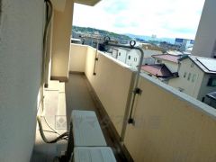 陽当たりの良いバルコニーです。足元は防水工事施工済です。