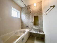 1日の疲れを癒すくつろぎのバスルーム。足を伸ばしてもゆったりと入れるサイズです。お子様と一緒にお風呂に入っても狭くないですね＾＾