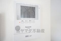 防犯性もばっちり、TVモニター付きインターホン完備。大きなモニターで玄関先を確認できます。録画機能が付いているので不在時の訪問者も確認できて安心です＾＾