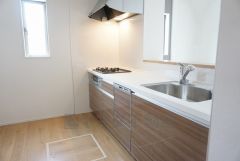 掲載写真は、同一ハウスメーカーの施工事例を使用しています。インテリア・家具等も含め、雰囲気の参考としてご覧ください。実際の物件とは、仕様・設備・色味などが一部異なる場合がございます。