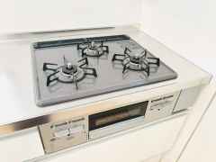 3種類の料理が同時に調理できる、3口ガスコンロ。忙しい朝食やお弁当作りも効率良くお料理できますね＾＾