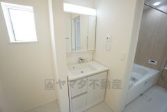 三面鏡にハンドシャワー付きで使いやすい洗面台です＾＾鏡裏と洗面ボウル下に収納付きの洗面台なので、整理整頓ができスッキリと使えます＾＾