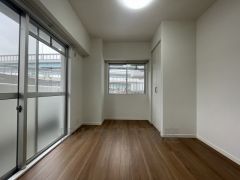 角部屋ならではの2面採光。陽のあたる時間が長く、冬でもあたたかいです。