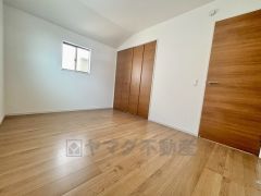 2階6帖の洋室。大きめのクローゼットがついた使いやすいお部屋です。すっきりと整理整頓できるので気持ちよくすごせます＾＾