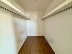 洋室にはハンガーパイプ付きのウォークインクローゼットが設けられています。たっぷり収納できるので衣替えの心配もいりませんね＾＾