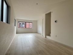 大きな掃き出し窓のあるリビングは、陽光あふれる明るい空間です。ゆったりと寛げる憩いの場となりそうです。