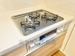 3種類の料理が同時に調理できる、3口ガスコンロ。忙しい夕食の支度時間が短縮できて効率よくお料理が楽しめます。