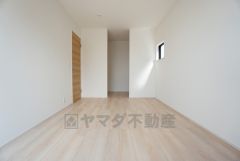 同仕様写真。現況と異なる場合は現況を優先します。壁一面にクローゼットが設けられているので、すっきりと整理整頓でき気持ちよく過ごせます＾＾