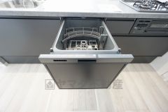 炊事時間を大幅に短縮できる食器洗浄乾燥機付き＾＾食器を洗う手間が減るので家族とのコミュニケーションの時間や自分の時間が増えますね。