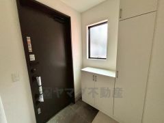 採光も考えられた明るい玄関です。