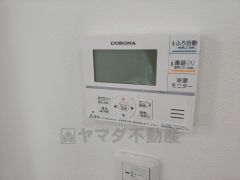 キッチンから温度調節など楽々操作できる給湯器リモコンです＾＾忙しい夕飯の準備の時間帯に重宝しますね。