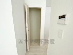 キッチン後方に設けられた収納スペースはパントリーとしても活躍してくれます＾＾