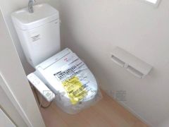 ウォシュレット付きトイレです。1階2階の2ヶ所にトイレがあるので、忙しい朝にもゆとりができますね＾＾