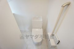 ウォシュレット付きトイレです。1階2階の2ヶ所にトイレがあるので、忙しい朝にもゆとりができますね＾＾