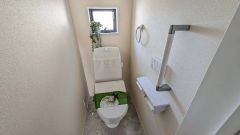 ウォシュレット付きトイレです。1階2階の2ヶ所にトイレがあるので、忙しい朝にもゆとりができますね＾＾