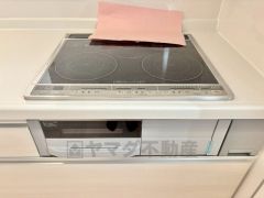 お手入れのしやすいIHクッキングヒーターです。3口コンロなので、効率よくお料理が楽しめます。毎日のお料理も楽しくなりますね＾＾