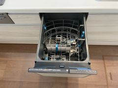 食事の後の手間を解消する食器洗い乾燥機付。冬場の洗い物で手荒れの悩みもなくなります。手洗いよりも節約できて便利。