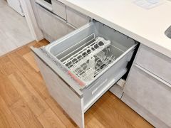  炊事時間を大幅に短縮できる食器洗浄乾燥機付き＾＾食器を洗う手間が減るので家族とのコミュニケーションの時間や自分の時間が増えますね。