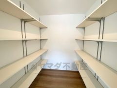 2階にある納戸です＾＾季節物の収納や趣味用品の収納、ファミリークロークとしての利用もおすすめです＾＾