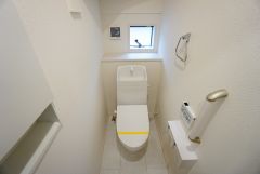 同仕様写真。温水洗浄機付トイレです。節水機能もあるので、安心して使えますね。もちろん、1階2階の2ヶ所にトイレがあるので、忙しい朝にもゆとりができますね。