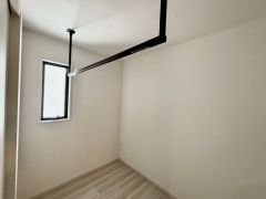 取り込んだお洗濯物の仮置きなどに便利な室内物干し。部屋干しだと天候に左右されないのも嬉しいですね＾＾