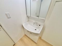 洗面台、洗濯機置き場、バスルームが連なっている、生活導線の考えられた作りになっています。