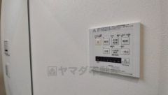 雨の日の洗濯も安心できる浴室暖房乾燥機付き浴室。リモコンで操作もボタン1つで簡単。