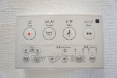 壁リモコンタイプのウォシュレット付き。すっきりした見た目で、トイレ奥の掃除もしやすいです。