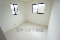 2面採光を確保した明るい室内は、風通しも良く、大変居心地の良い空間となっております。寝室としてもおすすめです。