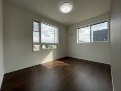 角部屋ならではの2面採光。陽のあたる時間が長く、冬でもあたたかいです。
