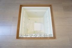 キッチンには床下収納を設けています。生活スペースを減らさず、キッチン用品や非常食など様々なものを収納できます。