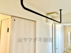 洗面室には室内物干し付き＾＾雨の日や花粉の季節の洗濯も安心です＾＾洗濯機から取り出してすぐに干せるのも嬉しいですね＾＾