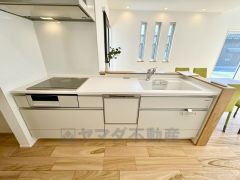 収納も、作業スペースも広々と設けられた使いやすいシステムキッチンです＾＾カウンターキッチンなので、ご家族と会話をしながら楽しくお料理ができます＾＾