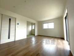 大きな掃き出し窓のあるリビングは、陽光あふれる明るい空間です。ゆったりと寛げる憩いの場となりそうです。