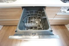 家事の時間が短縮できる食器洗浄乾燥機付。後片付けも楽になりますね。