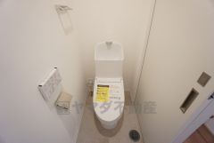 ウォシュレット付トイレです。1階2階の2ヶ所にトイレがあるので、忙しい朝にもゆとりができますね。温水洗浄便座リモコン付き。