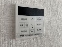 キッチン横からお湯張り、追い炊き、足し湯がボタン一つで楽々操作できる給湯機リモコンです＾＾忙しい夕飯の準備の時間帯に重宝しますね。