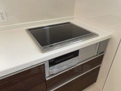 お手入れのしやすいIHクッキングヒーター。表面が平らな形状なのでお掃除も楽々。調理後に気になる箇所を布巾で拭くように心がけるだけで、手間をかけずにキッチンをきれいな状態に保てますね。