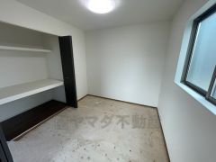 ＬＤＫに隣接する和室です。お昼寝や洗濯物を畳んだり、アイロンをかける作業スペースとしても活躍しそうですね。