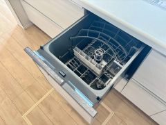 炊事時間を大幅に短縮できる食器洗浄乾燥機付き＾＾食器を洗う手間が減るので家族とのコミュニケーションの時間や自分の時間が増えますね。