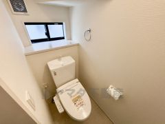 ウォシュレット付きトイレです。1階2階の2ヶ所にトイレがあるので、忙しい朝にもゆとりができますね＾＾