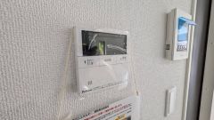 キッチン横からお湯張り、追い炊き、足し湯がボタン一つで楽々操作できる給湯機リモコンです＾＾忙しい夕飯の準備の時間帯に重宝しますね。