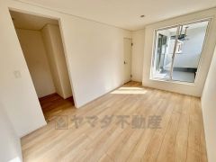 バルコニーに面した陽当たりの良い洋室です＾＾