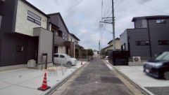 前面道路は南側約4ｍの公道に面しています。 住人以外の車の進入も少なく、小さなお子様を持つご家庭にも安心です。 