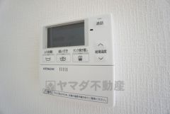キッチン横からお湯張り、追い炊き、足し湯がボタン一つで楽々操作できる給湯機リモコンです。忙しい夕飯準備の時間帯に重宝しますね。