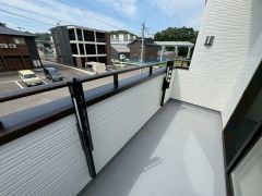 陽当たりの良いバルコニーです。お洗濯やお布団干しはもちろん、日光浴スペースにも。足元は防水工事施工済です。