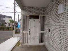 玄関には屋根があるので雨の日も安心してカバンの中から鍵が探せますね＾＾